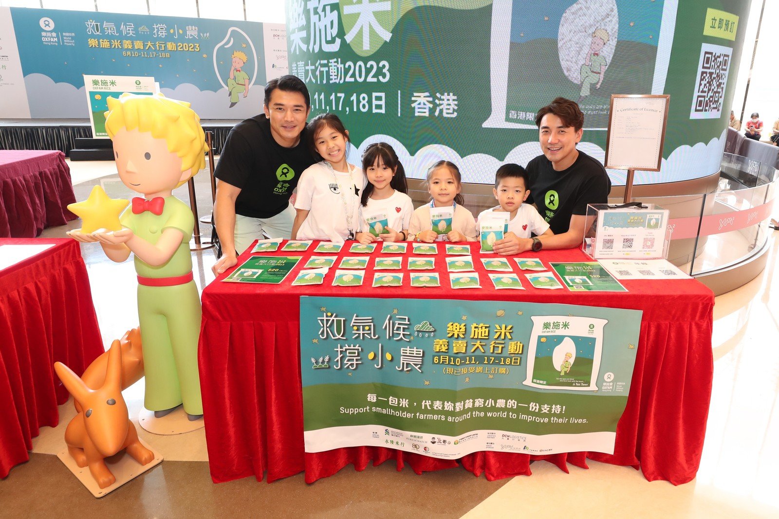 Artists Tony Hung (right 1) and Stefan Wong (left 1), and Stefan Wong’s daughter (left 2) and friends selling Oxfam Rice to support small farmers living in poverty.