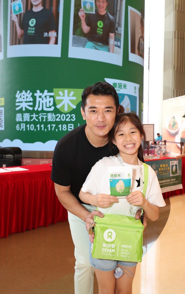 Artist Stefan Wong and his daughter selling Oxfam Rice to support small farmers living in poverty.