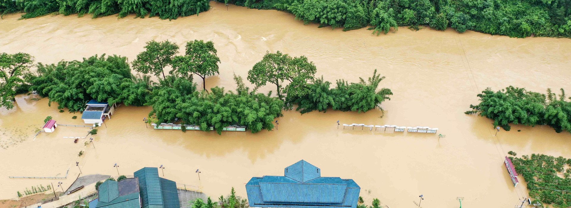 在廣西的榮安縣，這張拍攝於2020年6月10日的航拍照片顯示，大雨導致洪水氾濫，淹沒大片土地和建築物。（拍攝：STR / 法新社）
