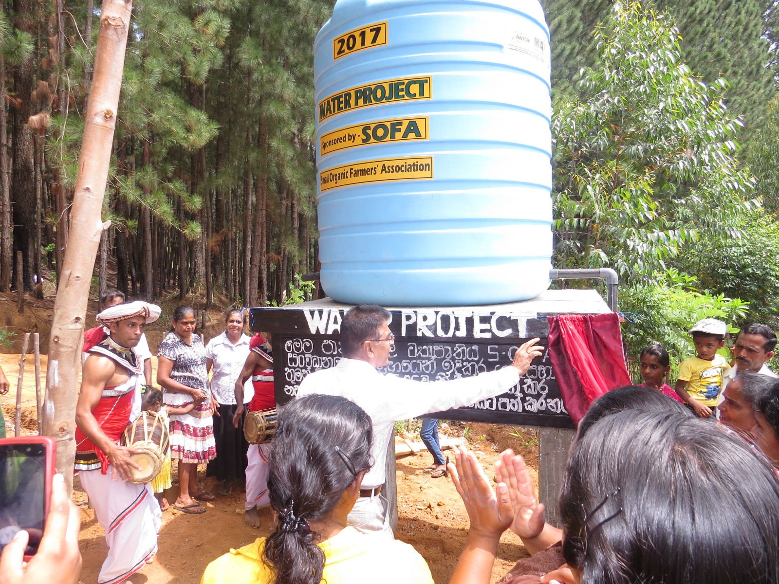 经过村民多番搓商，最后以投票方式决定水塔的安置点。SOFA 农民合作社在村内设立了一个贮水器，改善小农户的生活，村民对此兴奋不已。 图：SOFA