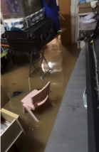 按图播放影片：受暴雨影响，居民室内严重水浸