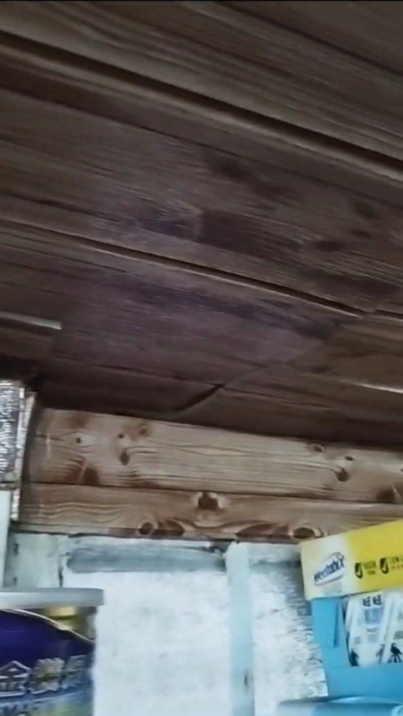 按圖播放影片：天花木板不斷滲水