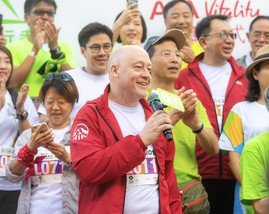 活動首席贊助「AIA Vitality健康程式」友邦香港及澳門首席執行官顧培德於「樂施毅行者2018」起步禮上致辭。 