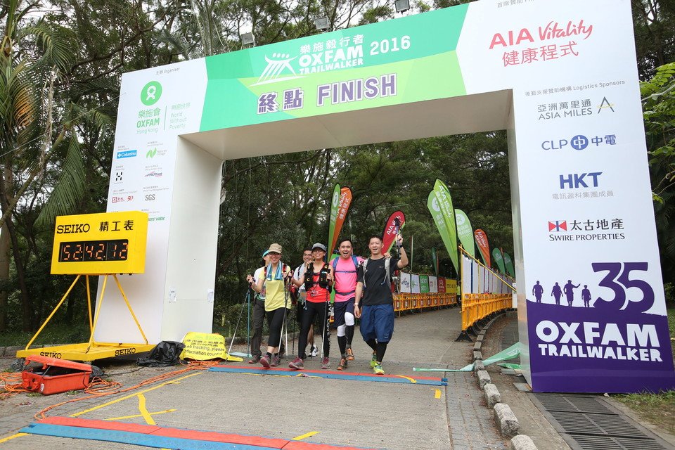 Trini Leung, Director General of Oxfam Hong Kong, greeted the last two teams, which completed the 100 km trail in 47 hours 12 minutes, at the Finish Point.