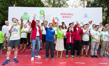 The Oxfam Trailwalker 2015 Kick-Off ceremony was officiated by Bernard Chan (front row first from the left), Oxfam Trailwalker Advisory Committee Chair, Jacky Chan, Chief Executive Officer, AIA Hong Kong and Macau, Principal Sponsor of Oxfam Trailwalker 2015, Syed Asim Hasan, Senior Vice President, State Street, and Trini Leung, Director General of Oxfam Hong Kong.
