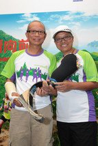 榮獲「道富堅毅不屈大獎2011」的義肢毅行者馮錦雄(左)表示，多得太太(右)在人生路及毅行路上的支持，今年會再接再厲，並希望在時間上有所突破。