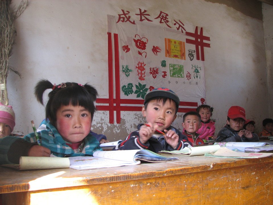 甘肃省定西市安定区吴川村王家湾的花岘子小学重建后，孩子们可在良好的环境中学习。