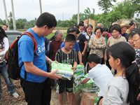 中国部总监廖洪涛五月二十日在秀水镇派发牛奶给灾民