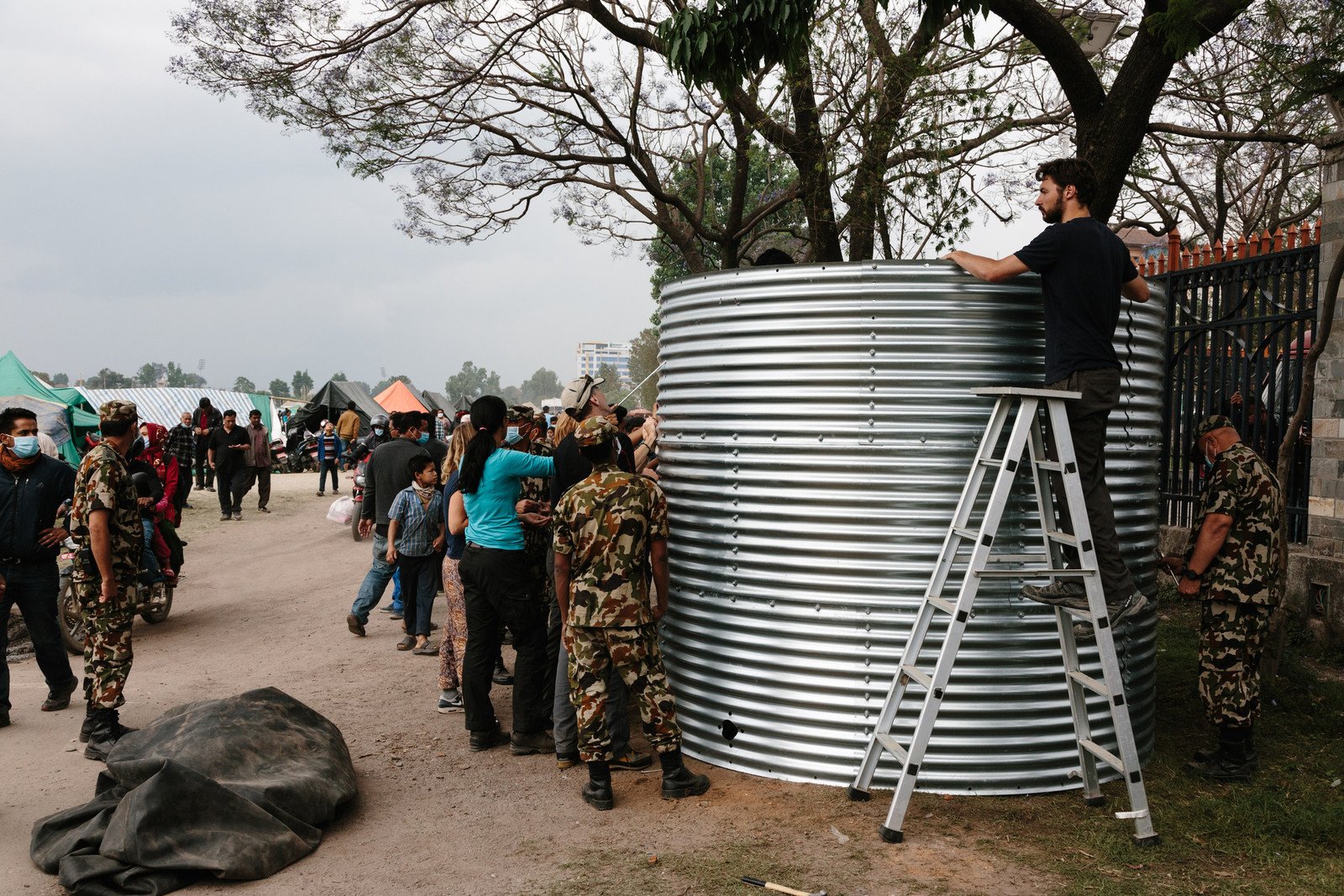 Oxfam has begun delivering aid to those affected by the earthquake by providing clean water, toilets and shelter. We have erected a water tank that can hold 11,000 litres of clean drinking water at the Tundikhel camp in Kathmandu. (Photo: Aubrey Wade / Oxfam)