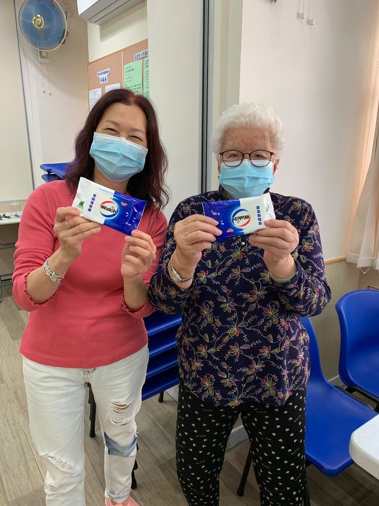Oxfam Hong Kong distributed Walch hand sanitisers and wipes to low-income workers and families. 