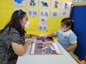 5歲的Soha在老師的輔助下閱讀計劃中的圖畫書。她參加計劃後，整體中文水平明顯有大進步，更在家中成為「中文小老師」，會教導及矯正父母的中文發音。