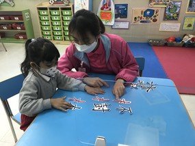 團隊運用部件識字法，提高非華語幼兒對漢字部件及字型結構的意識，幫助幼兒學習及認讀生字。