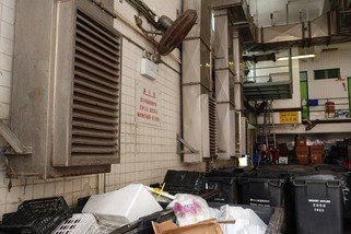 有工友表示，感覺垃圾站內的風扇，是用於輕微吹散垃圾的臭味，對工作中的工友卻沒有幫助。