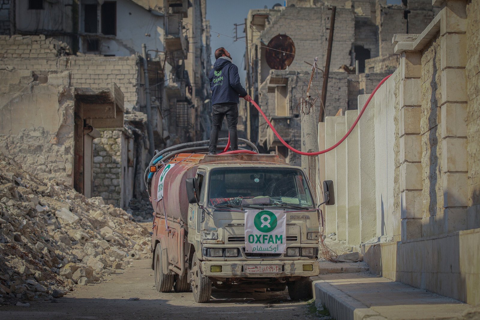 Oxfam delivering water to shelters in Aleppo city.