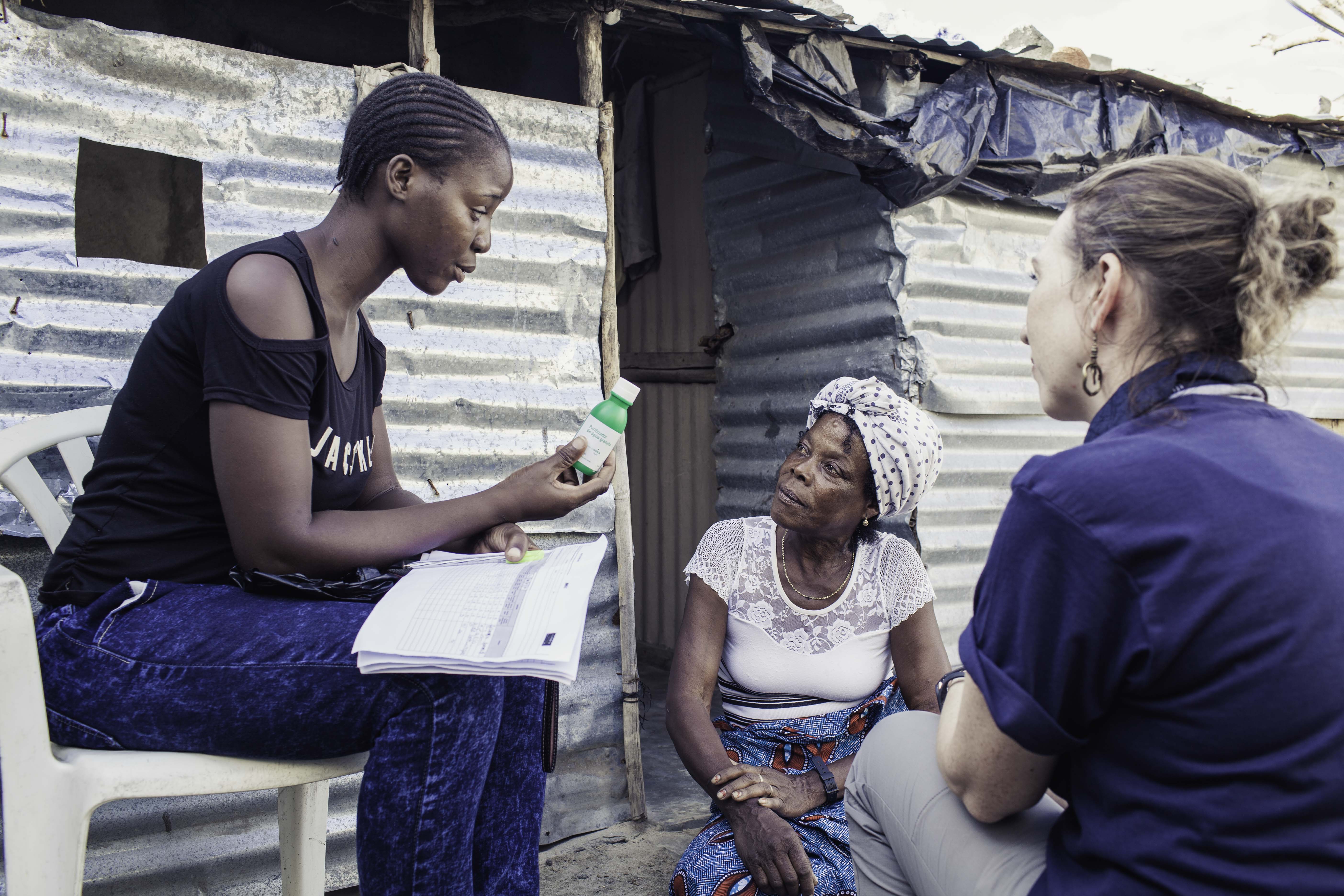 Oxfam is working alongside the Ministry of Health and has already trained 64 ‘activistas’ – community mobilisers – who are working now to give vital health information to local people, including what to do if they suspect family or friends are infected. (Photo: Micas Mondlane / Oxfam Novib)