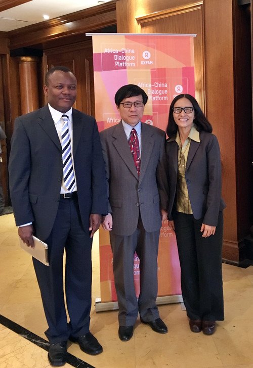 Mayling Chan, Oxfam Hong Kong’s International Programme Director (right), and Désiré Assogbavi, Head of Oxfam International Liaison Office to the African Union (left) welcomed Ambassador Kuang Weilin, Head of China’s Permanent Mission to the African Union (middle).