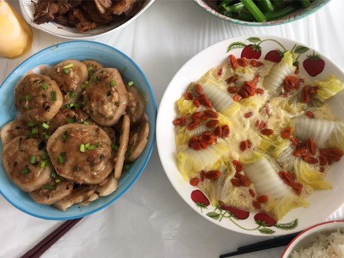 「马蹄鲮鱼煎藕饼」（左碟）和「卷心菜肉卷蒸蛋」（右碟）