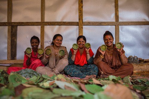 發展中地區的人民多以務農為生，極受氣候影響。樂施會著重培育他們另類生計的能力，務求助他們多學會一項不受天氣影響的謀生技能。在尼泊爾，我們為婦女提供了一部機器，看看她們做出來的商品。