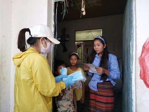 派发口罩等防疫物资予缅籍流动人群家庭。