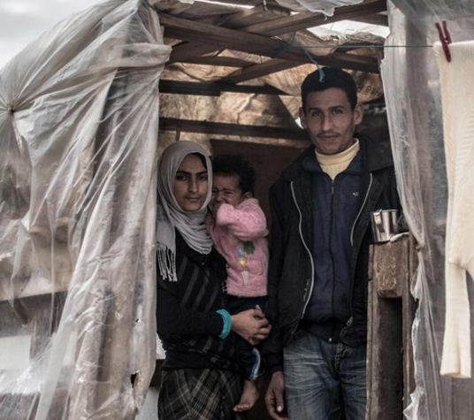 2011年3月，叙利亚战争爆发，大批难民为逃离战事涌入邻国黎巴嫩，令当地人口急剧膨胀了三成，对就学、医疗、住屋等方面构成压力。我们除向难民和收容难民的小区提供食水和生计支援，亦向难民家庭提供医疗、法律及人权方面的咨询服务，至今已为逾25万人提供协助。诚邀你成为乐施之友，为他们提供长远支援。