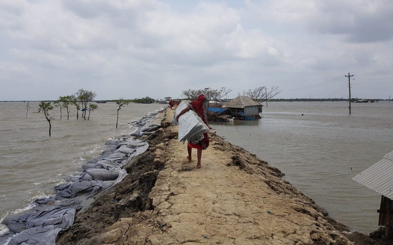 多條沿海村莊的防坡堤被洪水沖毀，數百萬人需要緊急疏散。