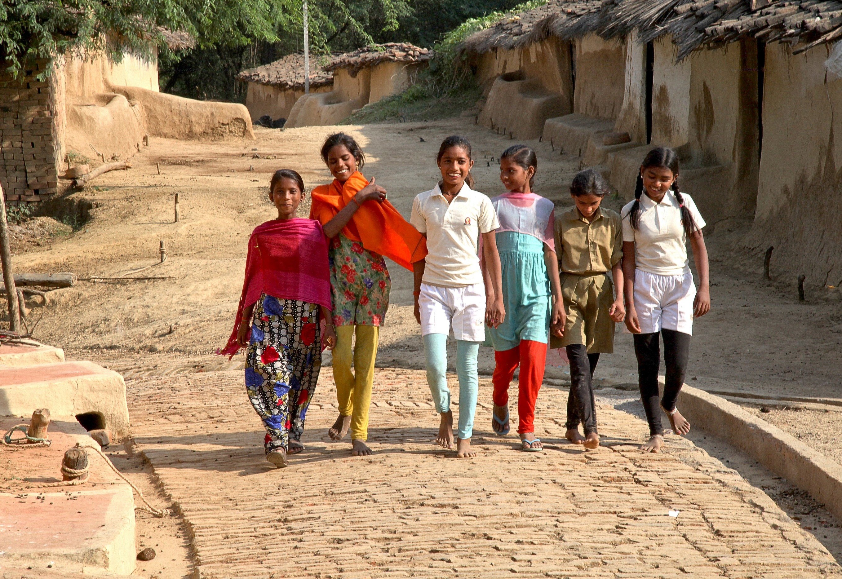 Komal（右一）和其他村裡的女孩參與體育訓練後，體魄變得強健，而且比以往更有自信，更有動力上學。